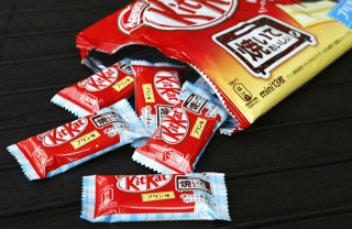 Illustration for article titled Toasting Kit Kats at Home Sure Looks Dangerous and Delicious